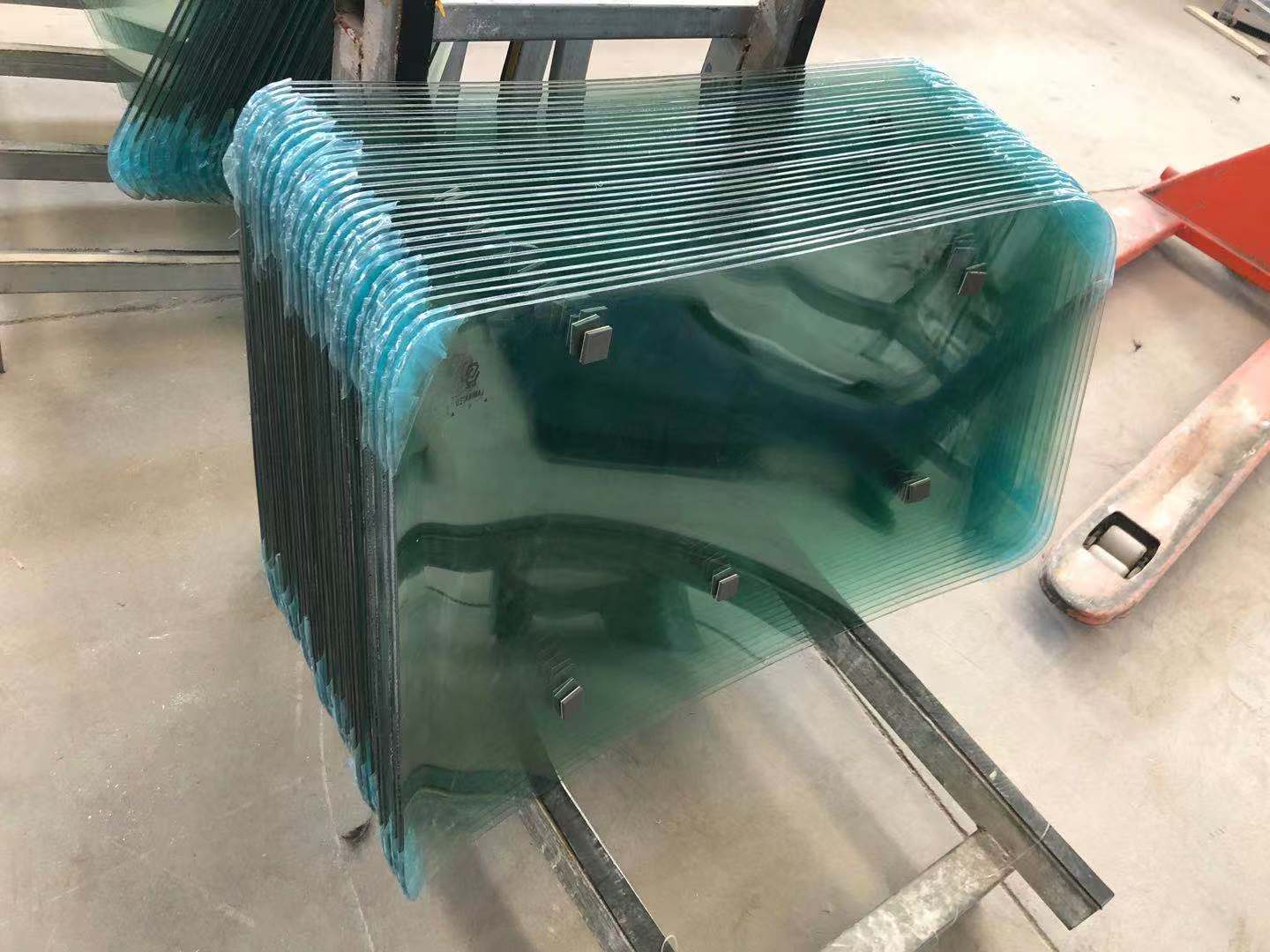 永刚玻璃科技为将TVS KING摩托车挡风玻璃出口，改进了玻璃的夹层技术